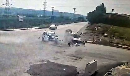 Osmaniye’de otomobil ile hafif ticari aracın çarpıştığı kaza kamerada: 2 yaralı