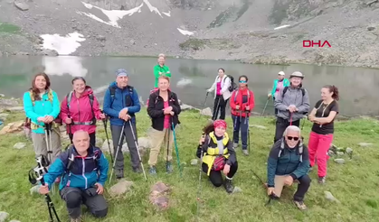 Dağcılar 3 bin metrede karla kaplı buzul gölüne girip serinledi