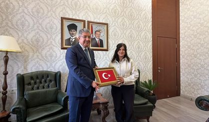 Yerde gördüğü Türk bayrağını alan kuryeye validen kutlama