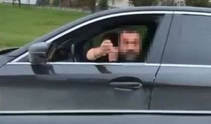 Trafikte tartıştığı sürücünün otomobiline çarptı