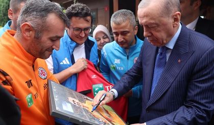 Cumhurbaşkanı Erdoğan, İstanbul Kastamonuspor kulübünü ziyaret etti