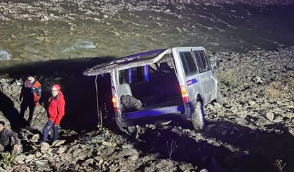 Kaçak göçmenleri taşıyan minibüs dereye uçtu: 20 yaralı