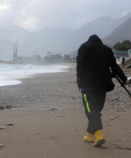 Dev Dalgaların Vurduğu Sahilde Dedektörle Arama Yaptılar
