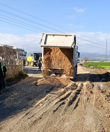 Aşırı yağışlar sonucunda zarar gören yollar düzeltilmeye devam ediyor