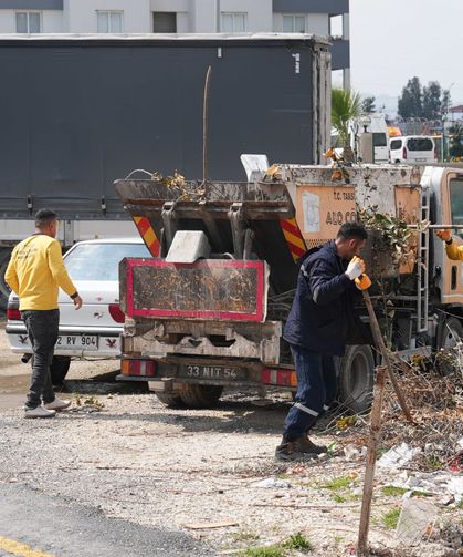 Tarsus'ta yoğun temizlik ve ilaçlama çalışması