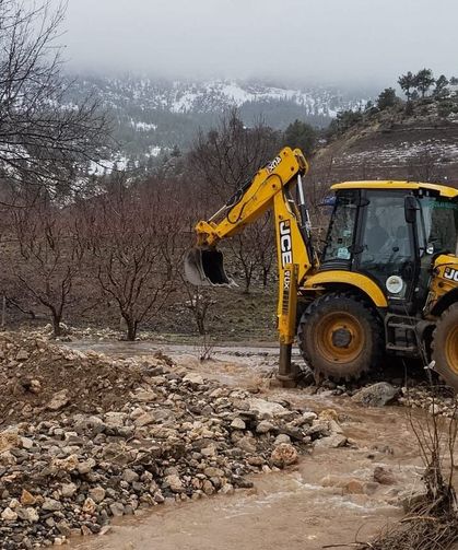 Toroslar'da yol düzenleme çalışmaları devam ediyor