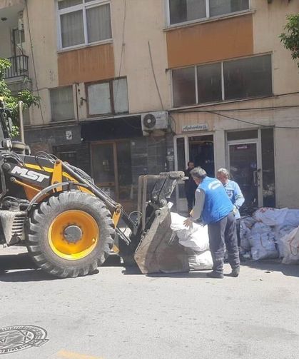 Sokaklara ve boş arazilere dökülen atıklar toplanıyor