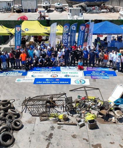 Mavi sular deniz değil adeta atık deposu gibi
