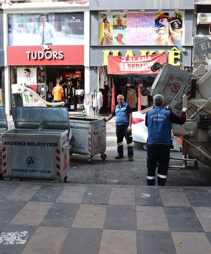 Akdeniz Belediyesi'nden çöp konteynerleri yenileme çalışması