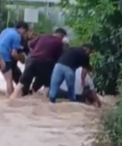 Sağanak sele dönüştü: Erdemli’de bir kişi akıntıya kapıldı