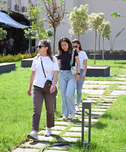 ‘Kırmızı Lacivert Kent Meydanı’ vatandaşların kullanımına açıldı