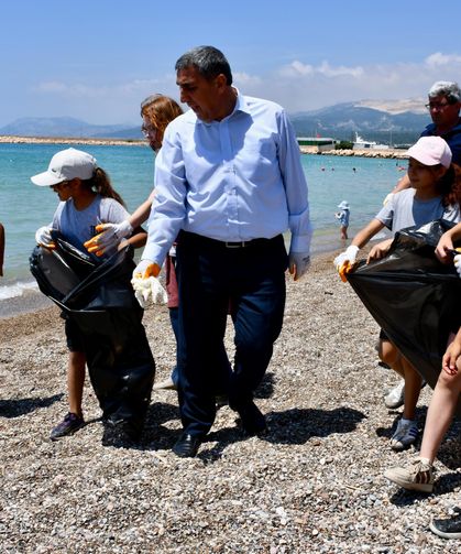 Taşucu sahilinde çevre için ortak temizlik etkinliği