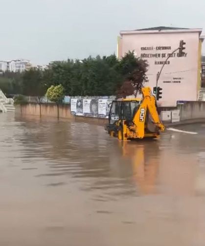 Sağanak hayatı felç etti