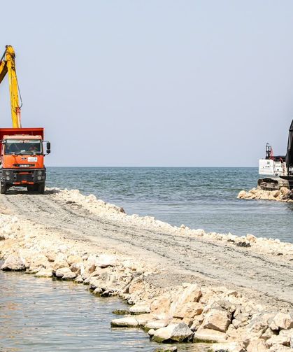 Van Gölü'nden 2 milyon 165 bin metreküp dip çamuru çıkarıldı