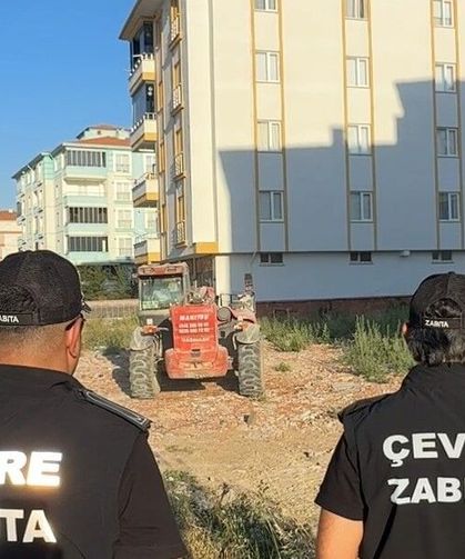 Arsaya döktüğü atıkları kendisi temizledi üstüne ceza yedi