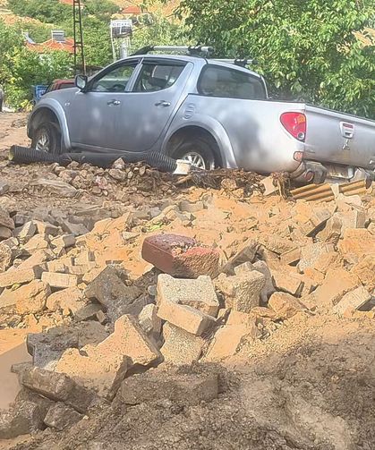 Sağanak sele dönüştü: Ev ve tarım alanlarını su bastı