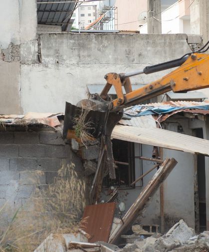 Yenişehir Belediyesi, Eğriçam’daki metruk binayı yıktı