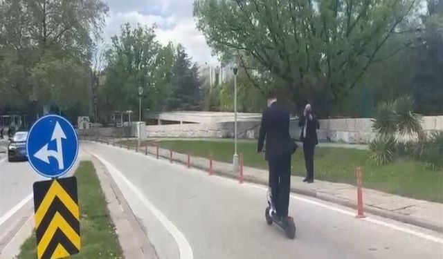 CHP'li İnan Akgün Alp, TBMM'ye 'skuter' ile geldi