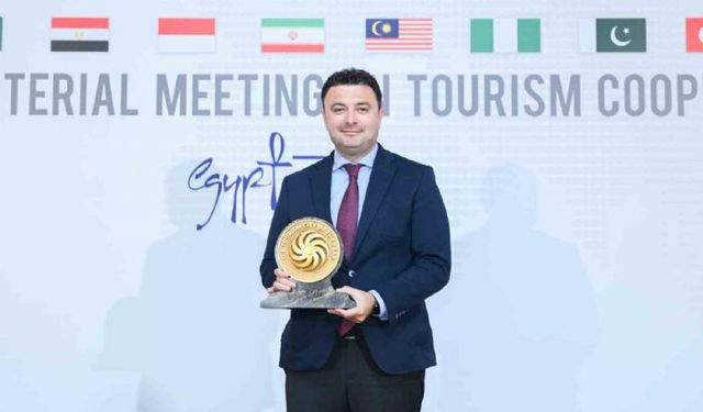 Antalya, '2025 D-8 Turizm Şehri' Ödülünü Kahirede Aldı"