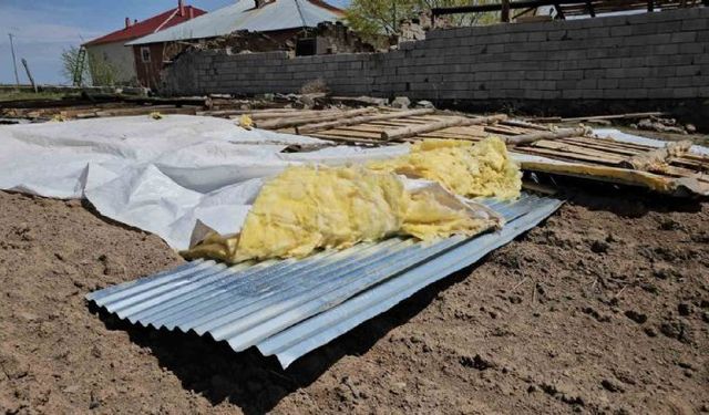 Adilcevazda fırtına çatıları uçurdu