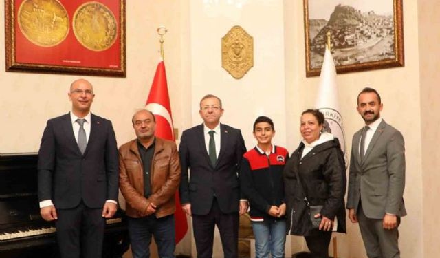 Vali Polat, şampiyonu makamında ağırladı