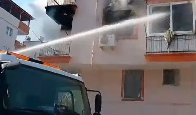 Parkta sulama yapan Yenişehir Belediyesi ekipleri çıkan yangını söndürdü