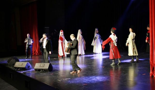 Mersinde Çerkes müziği ve dansı rüzgarı esti