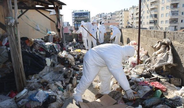 Toroslar'da çöp ev temizlendi