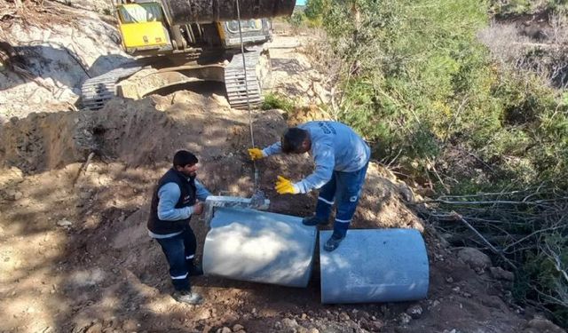 Gülnar Belediyesi yol bakım onarım çalışmalarına aralıksız devam ediyor