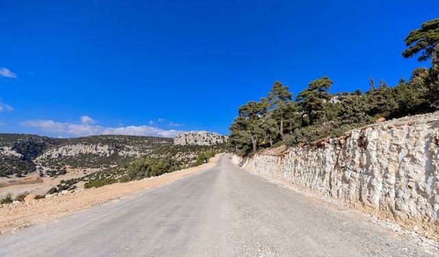 Erdemli'de 17 kilometrelik yolda genişletme çalışmaları sürüyor
