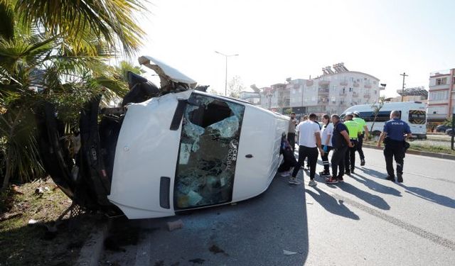 Antalya'da servis minibüsü devrildi, sıkışan sürücüyü ekipler çıkardı