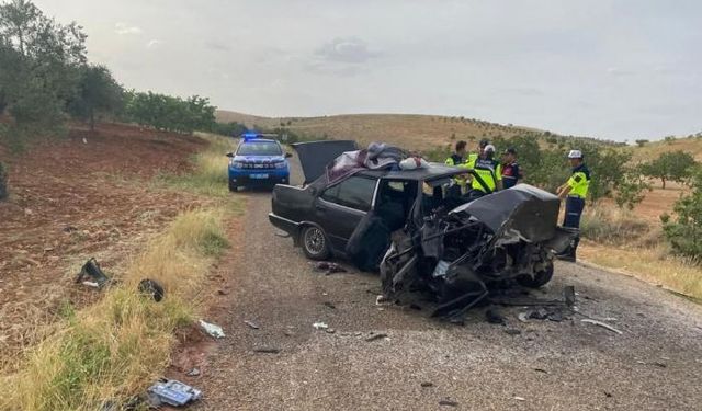İki otomobil kafa kafaya çarpıştı, 1'i ağır 8 kişi yaralandı