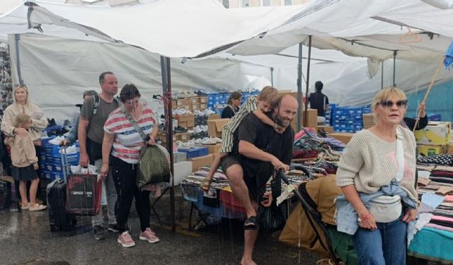 Antalya'da turistlerin yağmur altında pazar keyfi 
