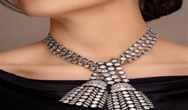 Fransa Kraliçesi Antoinette'in elmas kolyesi satıldı