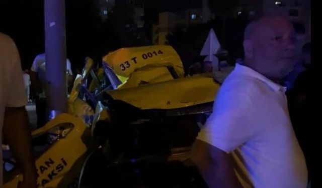 Mersin'de feci kaza: Taksi elektrik direğine çarptı, 2 kişi öldü