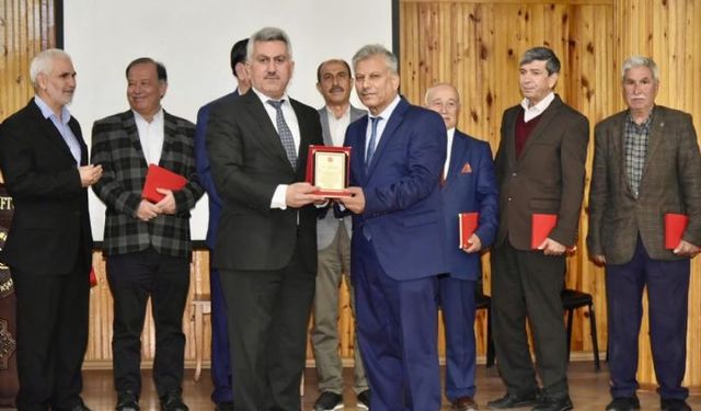 Mersin'de emekli din görevlilerine plaket