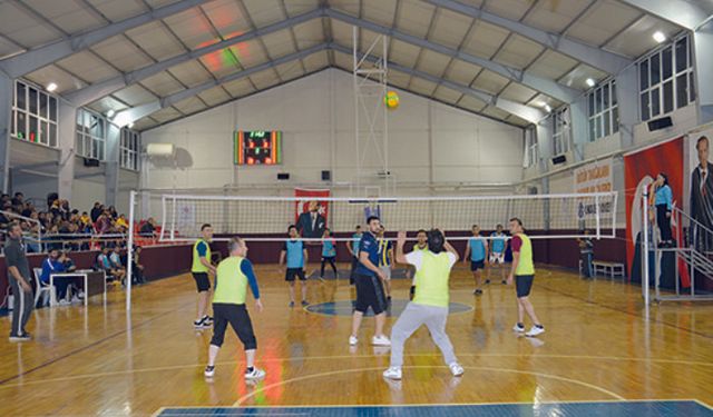 Gülnar'da kurumlar arası voleybol turnuvası başladı