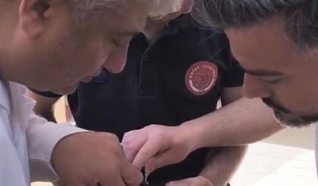 Balkondaki ağda mahsur kalan güvercini itfaiye kurtardı