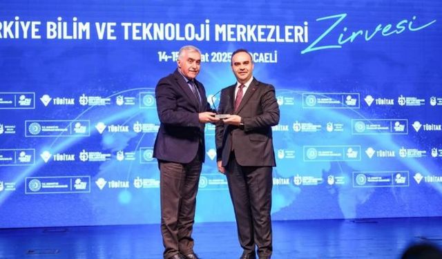 Bilim Erzurum Türkiye'nin En Başarılı Bilim Merkezi Ödülü'nü aldı