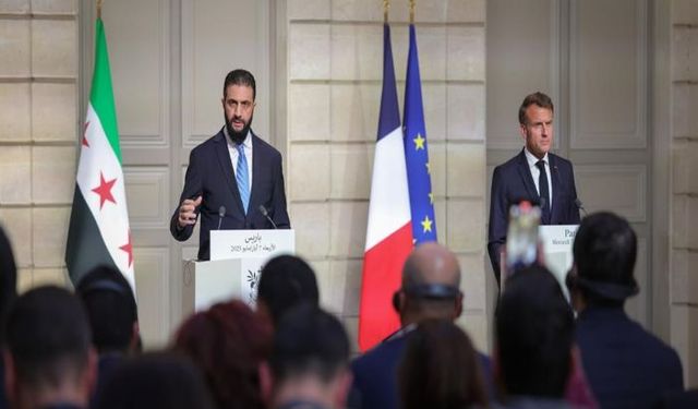 Macron: "AB, Suriye'ye yönelik yaptırımları kademeli olarak kaldırmaya devam edecek"