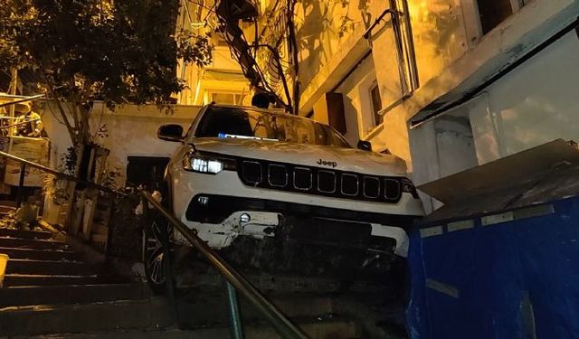 Kontrolden çıkan cip bina boşluğuna uçtu