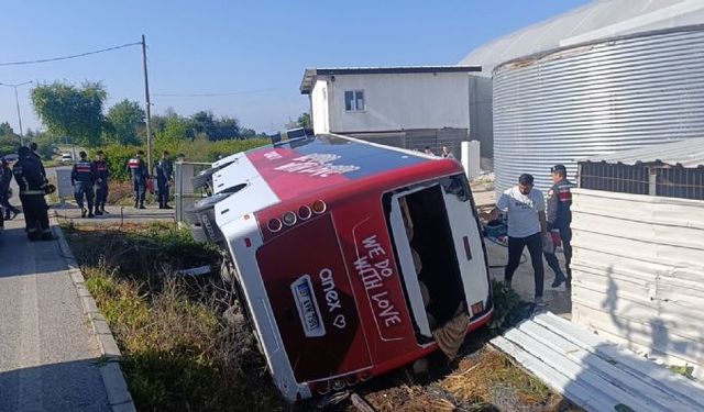 Antalya'da tur midibüsü devrildi, Rus uyruklu 18 turist yaralandı