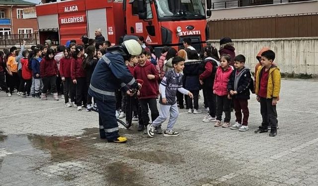 İtfaiye ekiplerinden öğrencilere yangın eğitimi