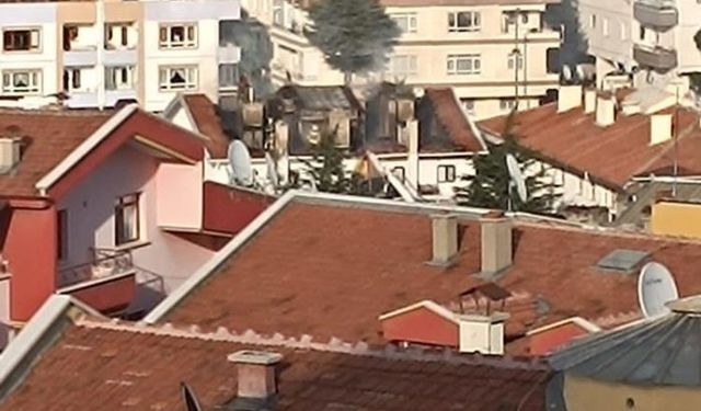 Ankara'da 5 katlı binanın çatısı alevlere teslim oldu