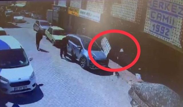 Erdemli'de kuvvetli rüzgar etkili oldu: Otomobilin üzerine fayans ve sıva düştü