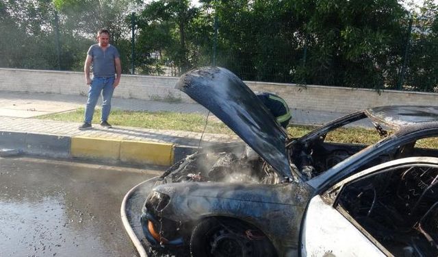 Antalya'da evine gitmek üzere yola çıkan sürücünün otomobili alev alev yandı
