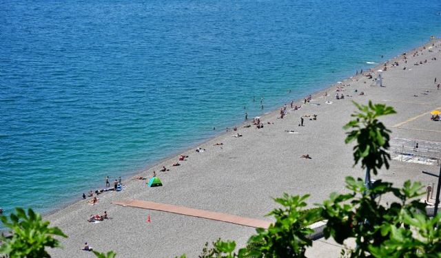 Antalyada termometreler 28 dereceyi gösterdi, tatilciler denizin keyfini çıkardı