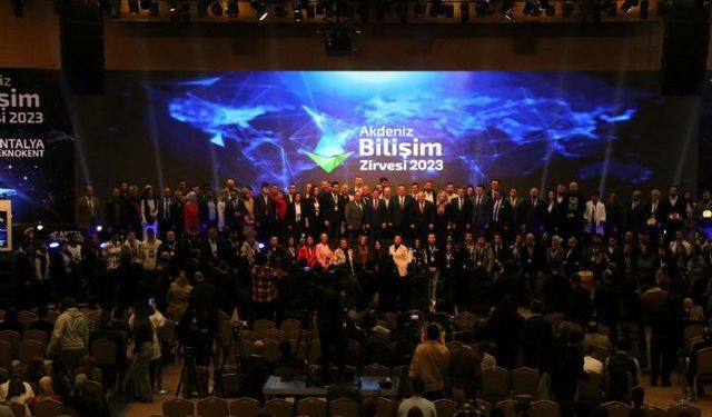 Türk Astronot Akdeniz Bilişim Zirvesi'nde