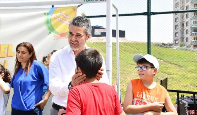 Eğlence Tırı 23 Nisanda depremzede çocukların yüzünü güldürdü