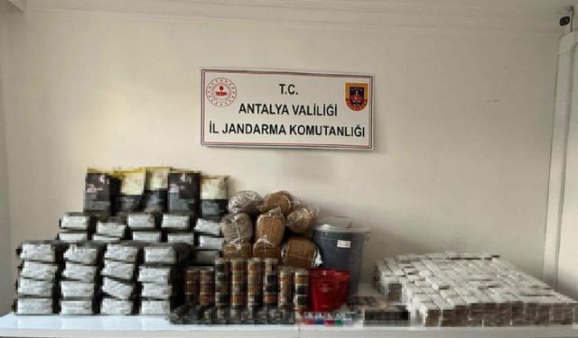 Antalya'da kaçak çay ve tütün operasyonu